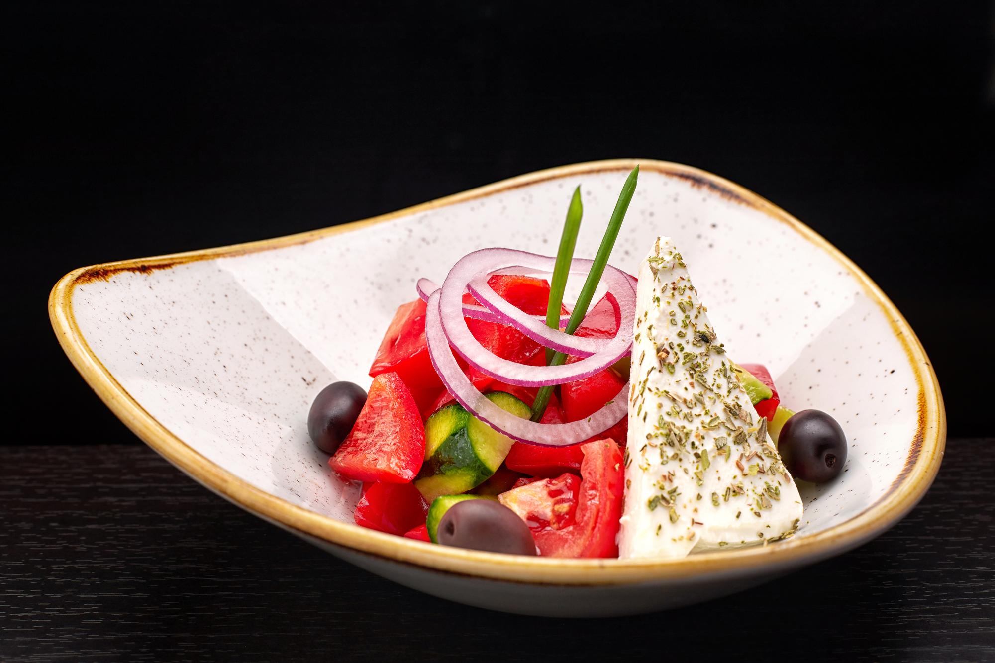 Üç tabak sunumlu modern mezeler